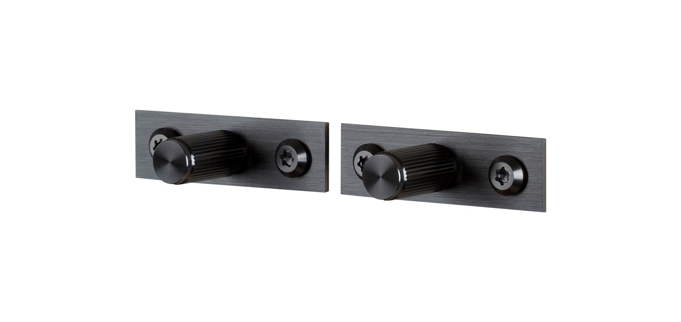 Linear möbelknoppar i gun metal med linjerat mönster och bakplatta – 2 st.  • Buster + Punch