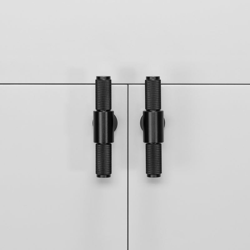 Cross T-bar i svart med diamantslipat mönster  • Buster + Punch