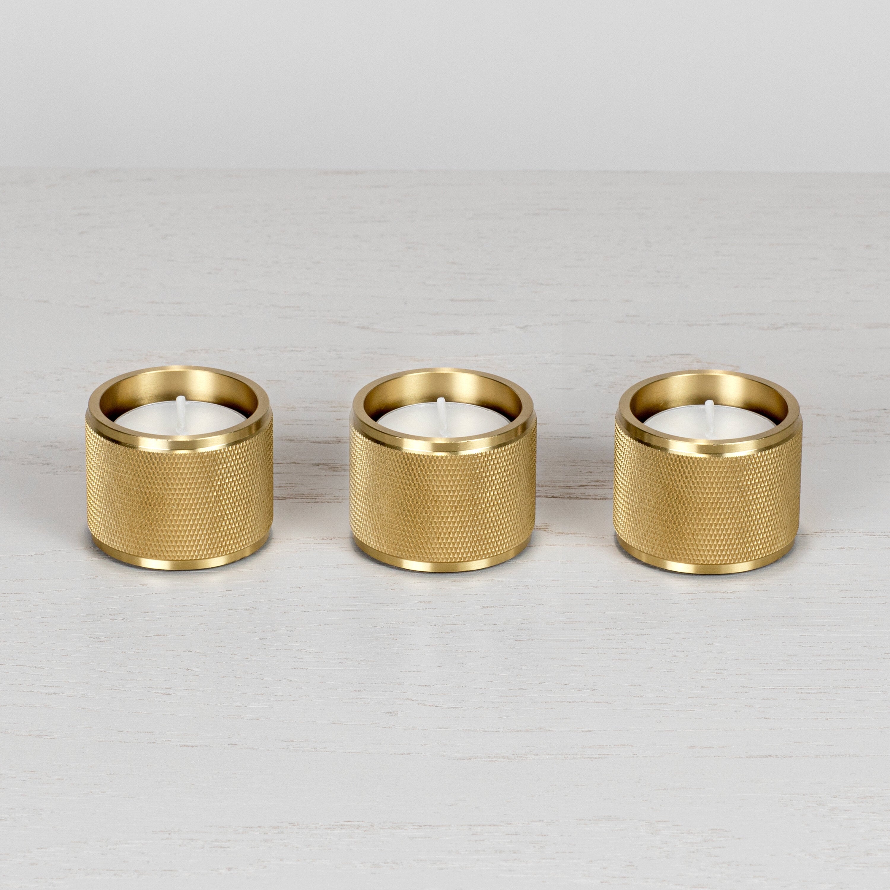 Tealight värmeljushållare i massiv mässing med lack med diamantslipat mönster – 3 st.  • Buster + Punch