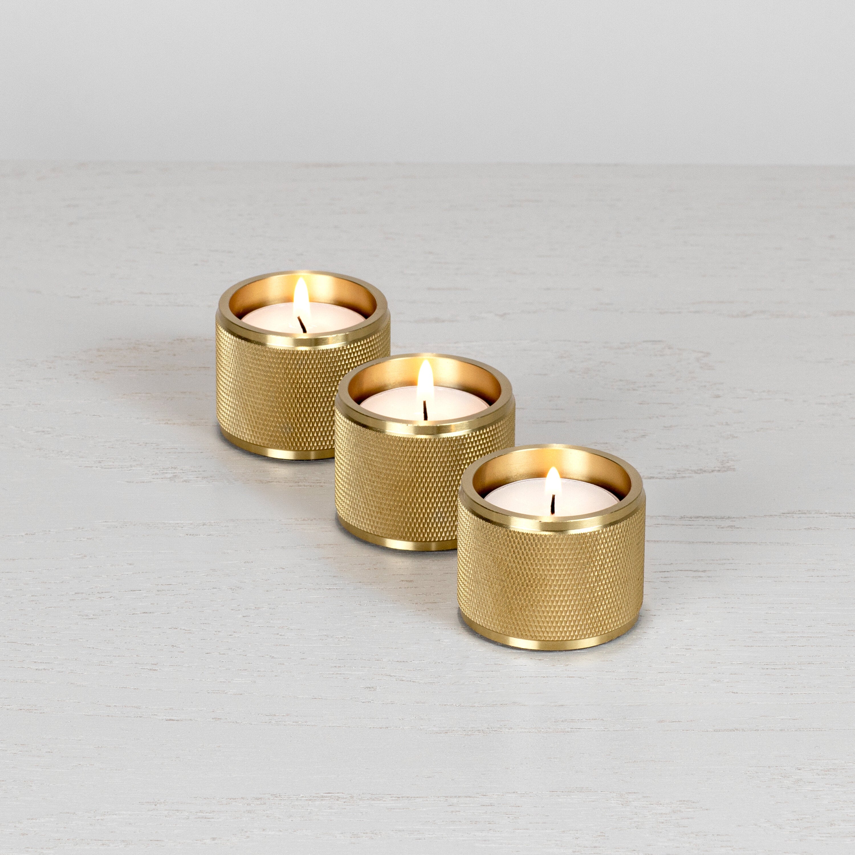 Tealight värmeljushållare i massiv mässing med lack med diamantslipat mönster – 3 st.  • Buster + Punch