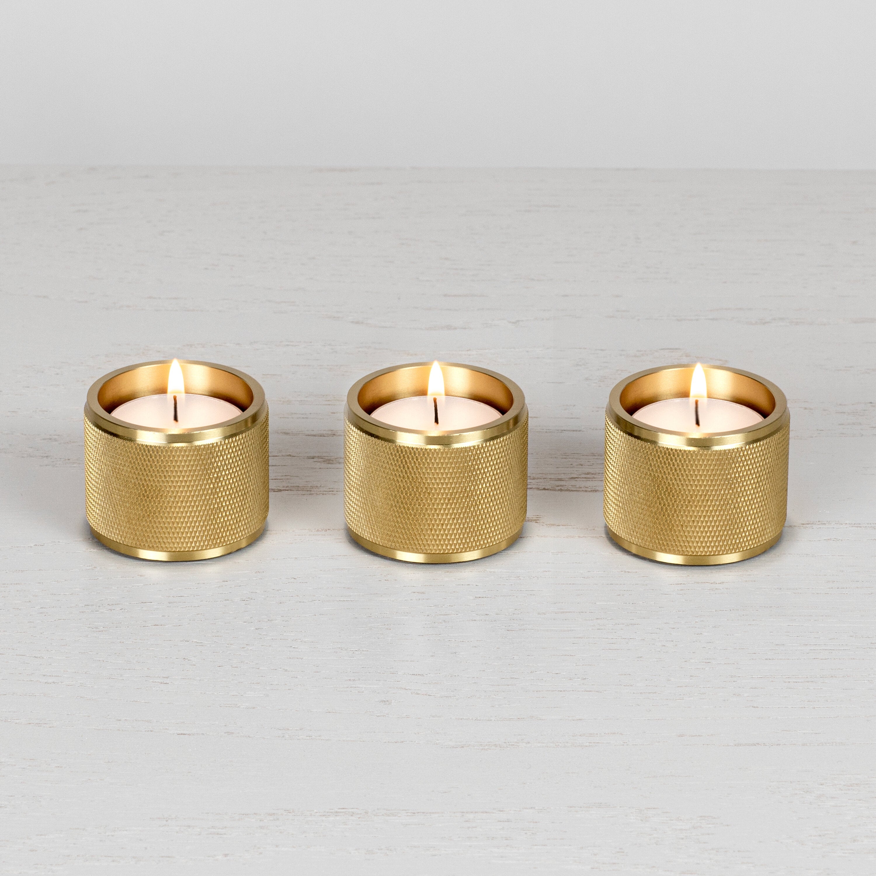 Tealight värmeljushållare i massiv mässing med lack med diamantslipat mönster  • Buster + Punch