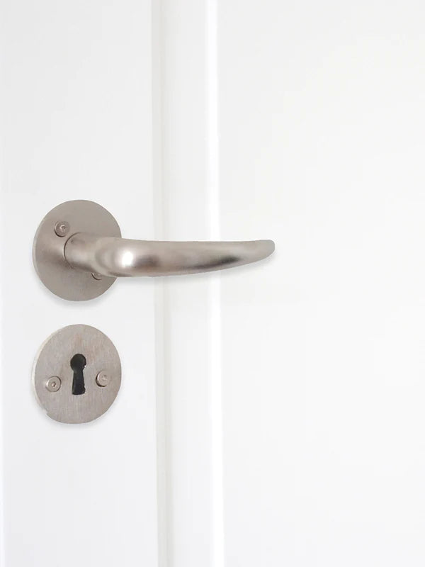 Coupé dörrhandtag i matt förnicklat utförande, inklusive rosett och nyckelskylt, c/c 30 mm - Copenhagenhomedesign
