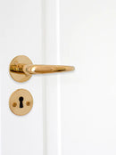 Coupé dörrhandtag i blank mässing med lack inklusive rosett och nyckelplatta c/c 30 mm  • SIBES