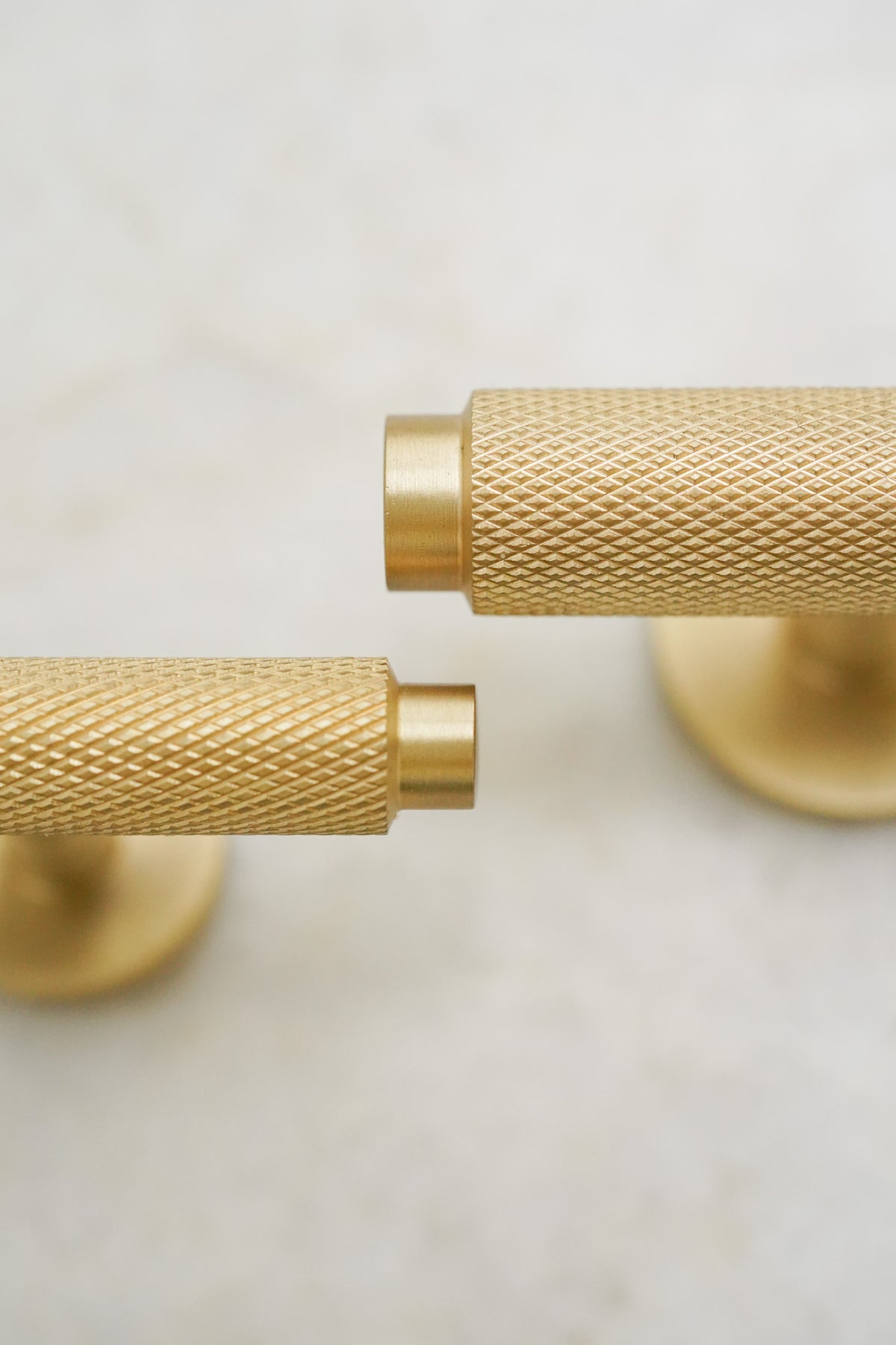 Møbelknop T-bar med diamond cut i børstet messing med lak - Nørrebro • Chr. Jørgensen - Copenhagenhomedesign