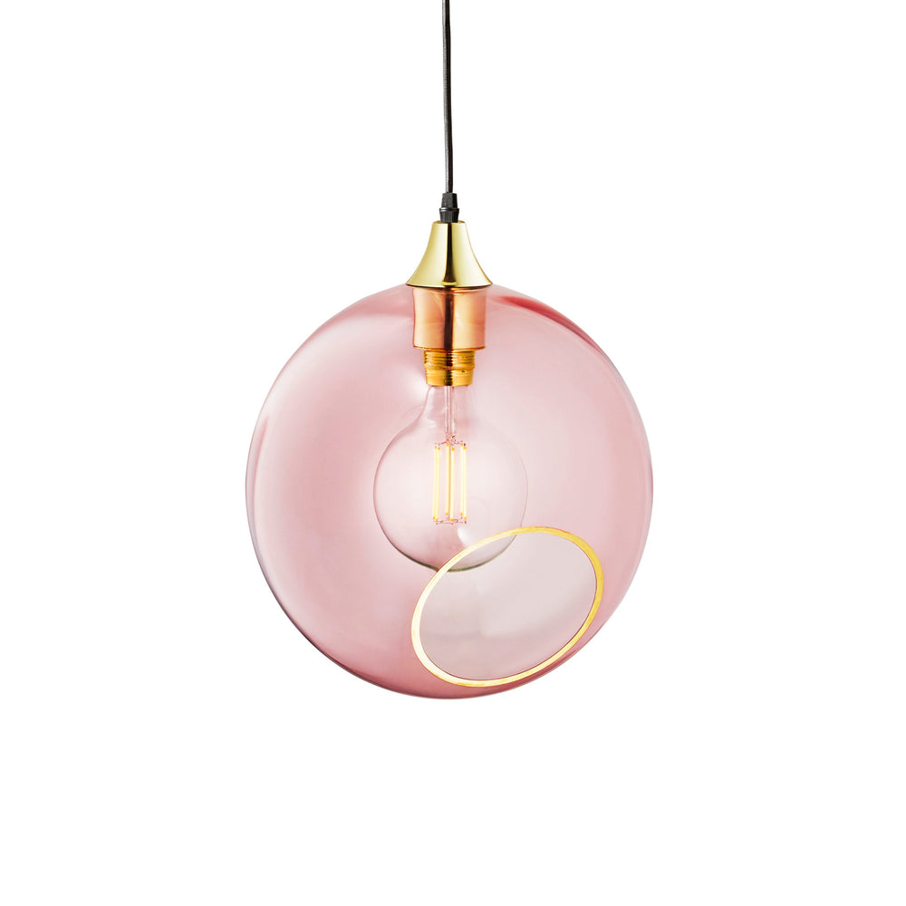 Rund glödlampa från Design by Us med ett varmt och klart ljus monterat i ballroom-lampan också från Design by Us.