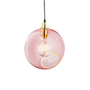 Rund glödlampa från Design by Us med ett varmt och klart ljus monterat i ballroom-lampan också från Design by Us.
