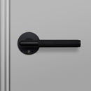 Exklusivt dörrhandtag i svart med linjerat mönster och en liten Buster + Punch-logotyp.