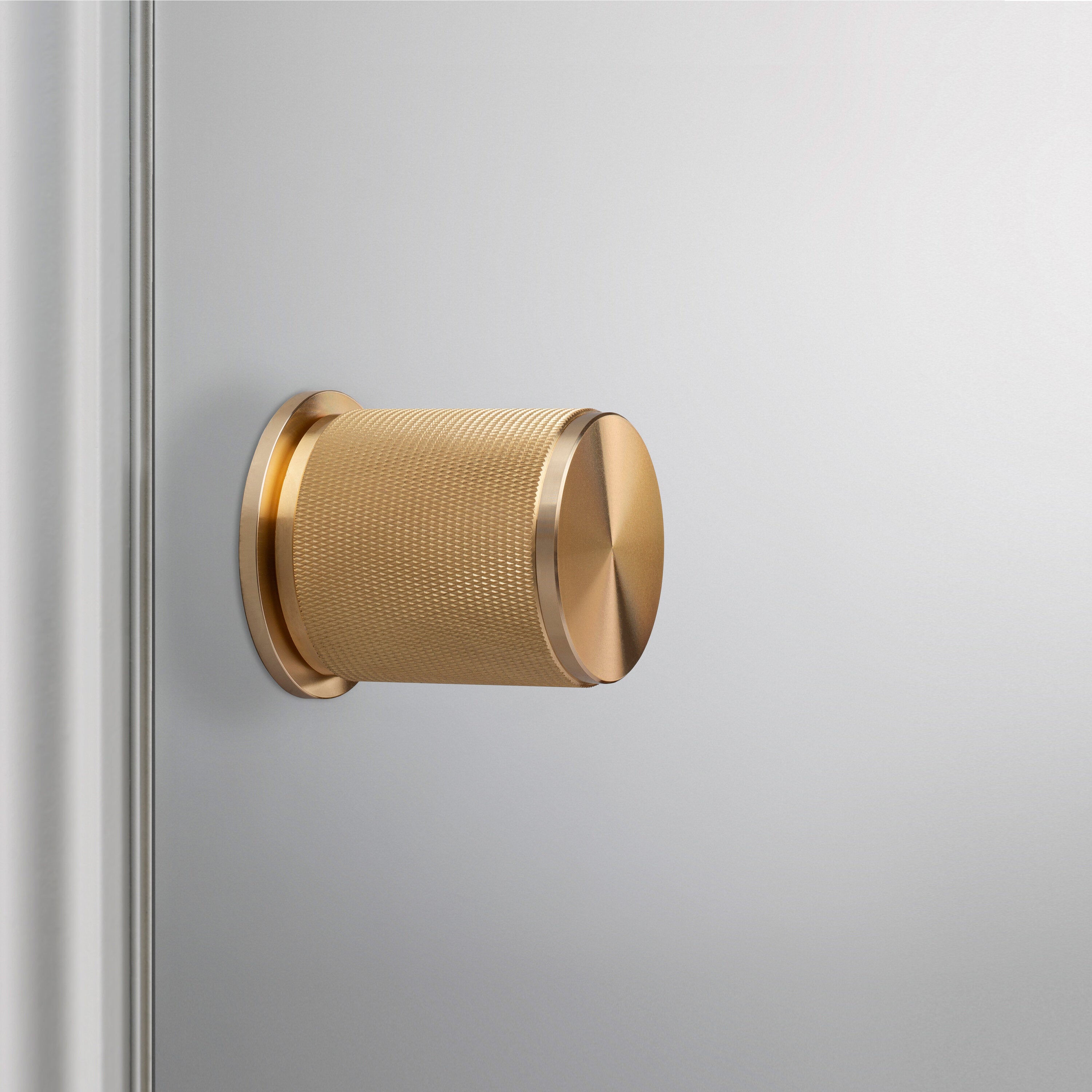 Dörrknopp i massiv mässing med diamantslipat mönster.