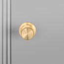 Exklusivt dörrknopp i mässing med linjerad design.