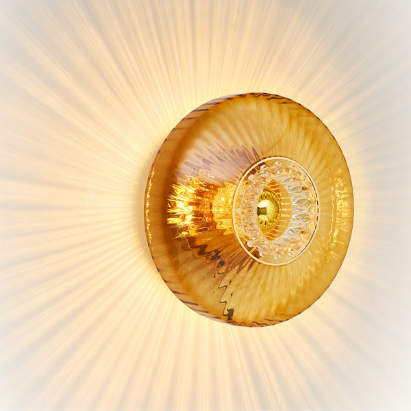 Eyeball är en mönstrad/veckad insats i klarglas som skapar ett extra starkt ljusspel till New wave-lamporna från Design by Us. 