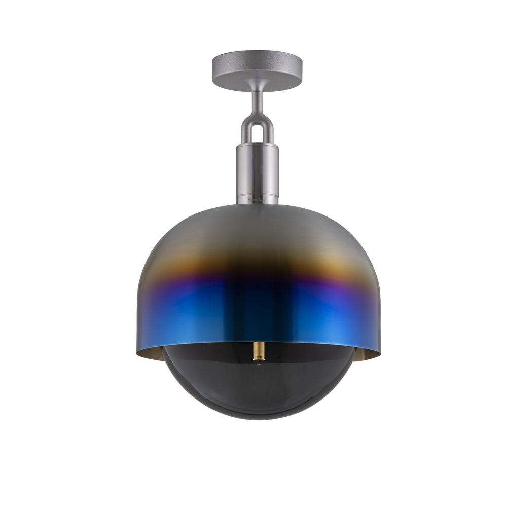 Taklampa med fattning i stål samt skärm i bränt stål och ljuskälla i rökfärgat glas, mot en vit bakgrund.