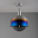 Taklampa med fattning i stål samt skärm i bränt stål och ljuskälla i rökfärgat glas, mot en grå bakgrund.