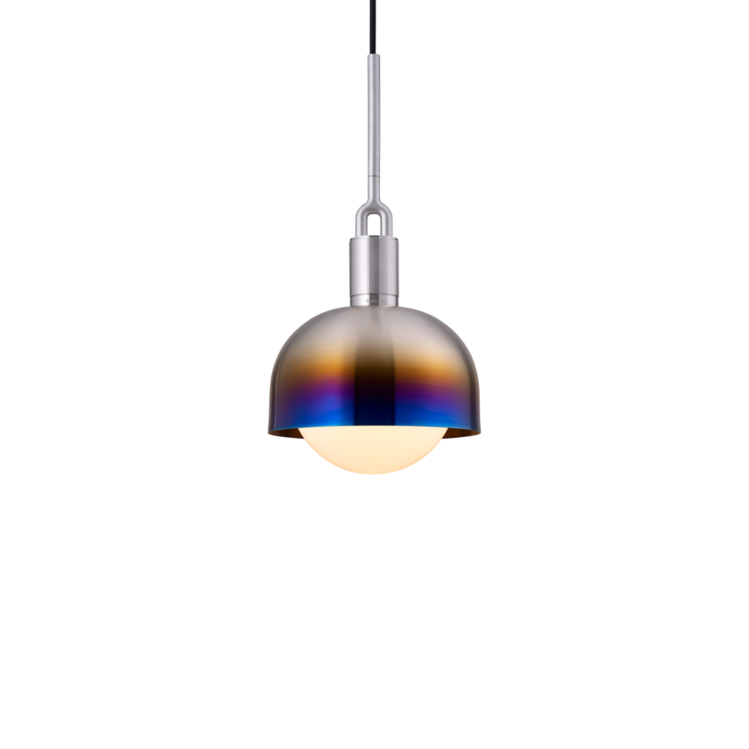 Pendellampa med skärm i bränt stål och ljuskälla i opalglas, mot en vit bakgrund.