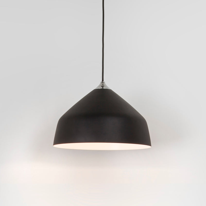 Svart takpendel med en enkel och cool design.