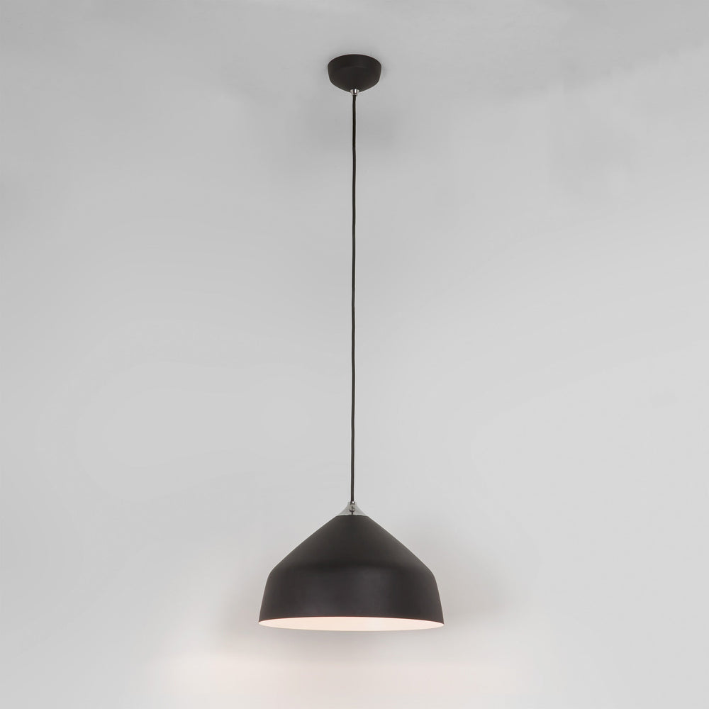Svart takpendel med en enkel och cool design.