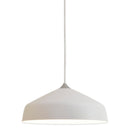 Vit pendel med en enkel och cool design.