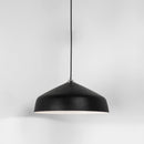 svart takpendel med en enkel och cool design.