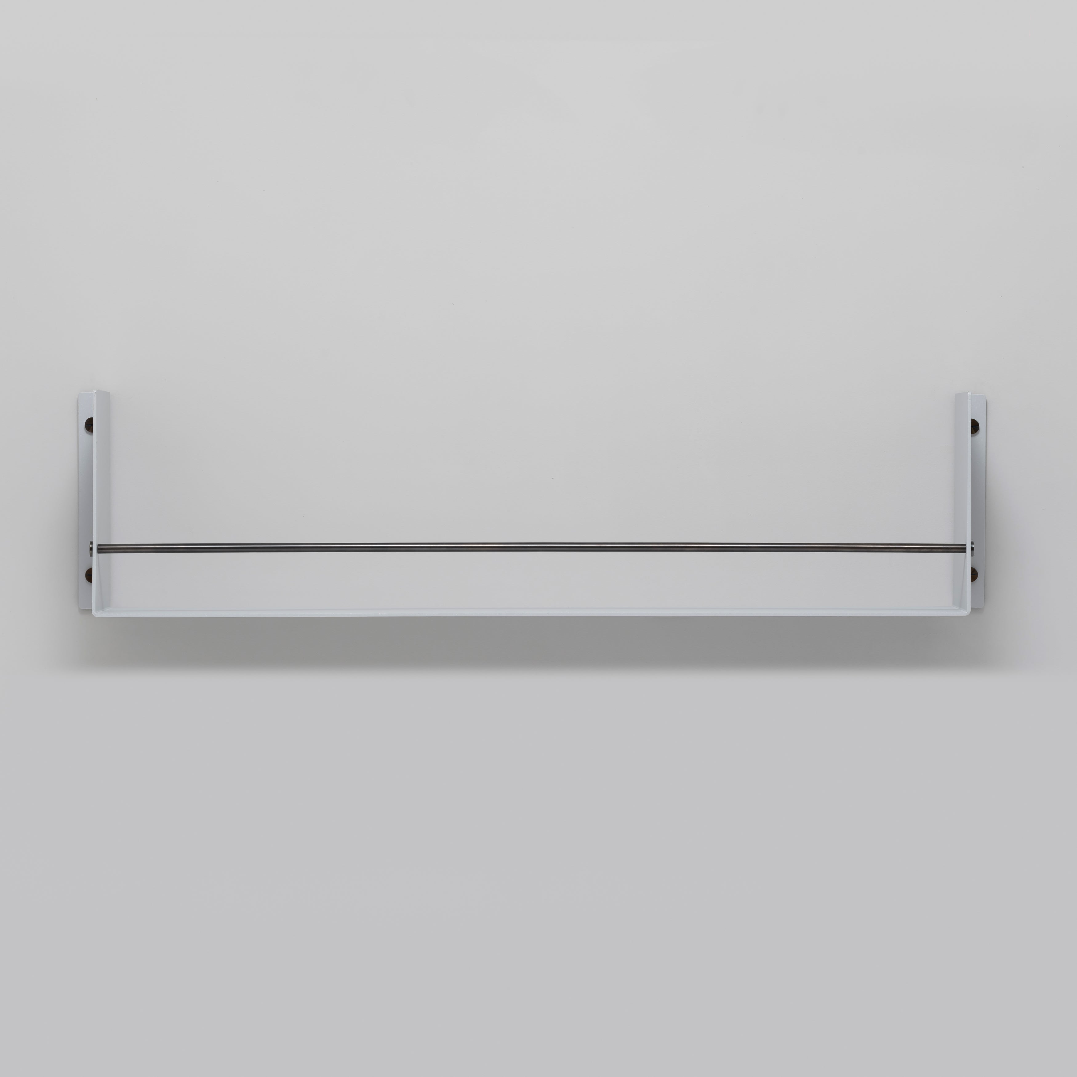 Grå hylla till köket i en rå design med exklusiva detaljer i gun metal.