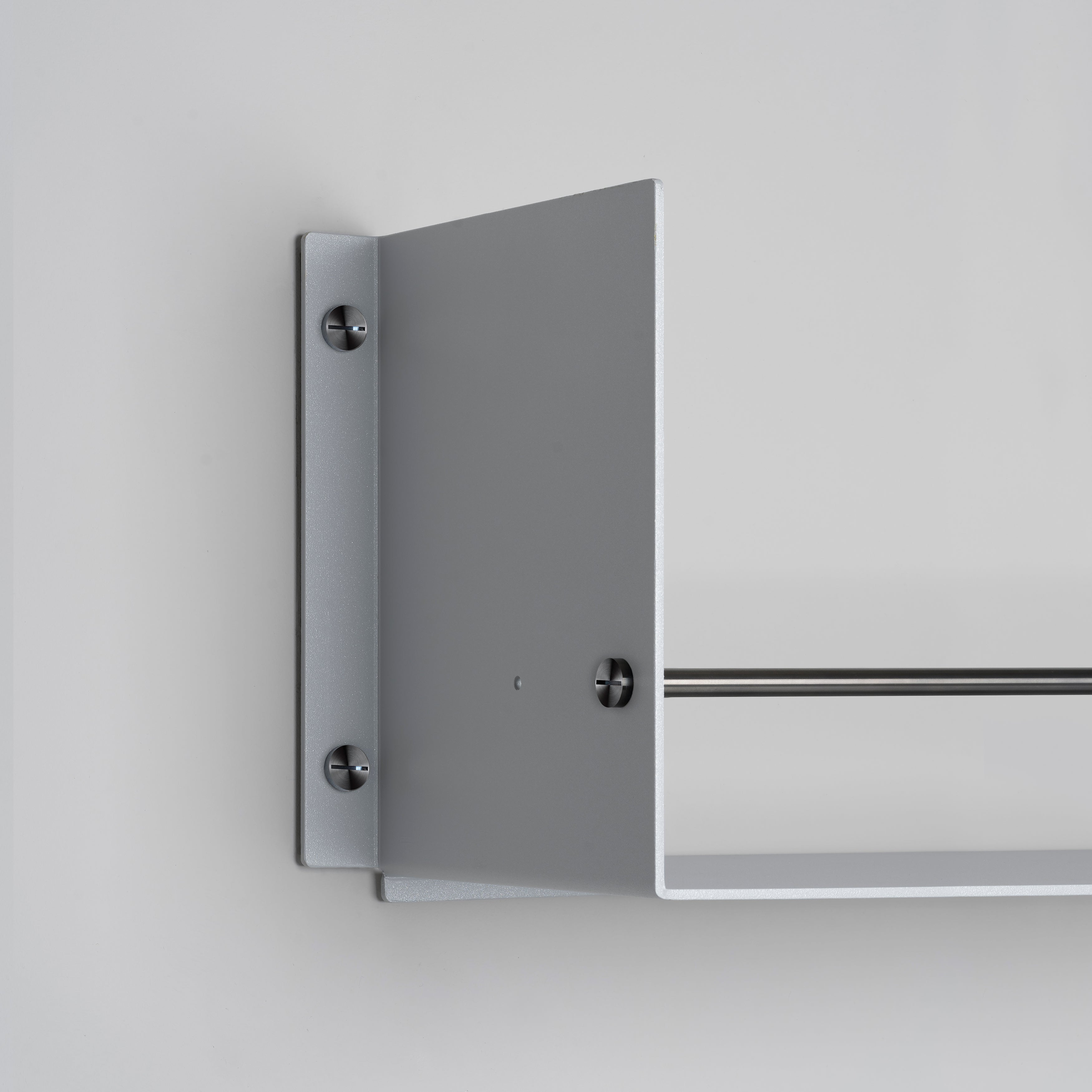 Grå hylla till köket i en rå design med exklusiva detaljer i gun metal.
