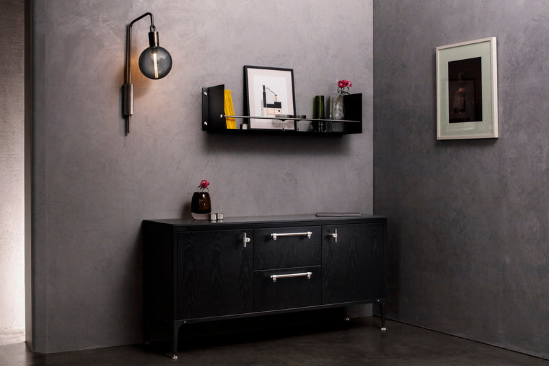 Svart hylla till ditt kök eller badrum i en rå design med exklusiva detaljer i stål.