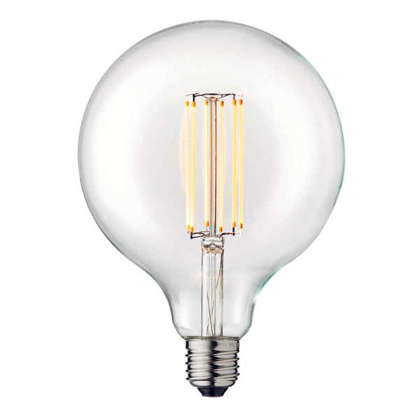 Rund glödlampa från Design by Us med ett varmt och klart ljus.