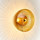 Glödlampa från Design by Us med toppförsegling i guld monterad i lampan New Wave Optic Wall.