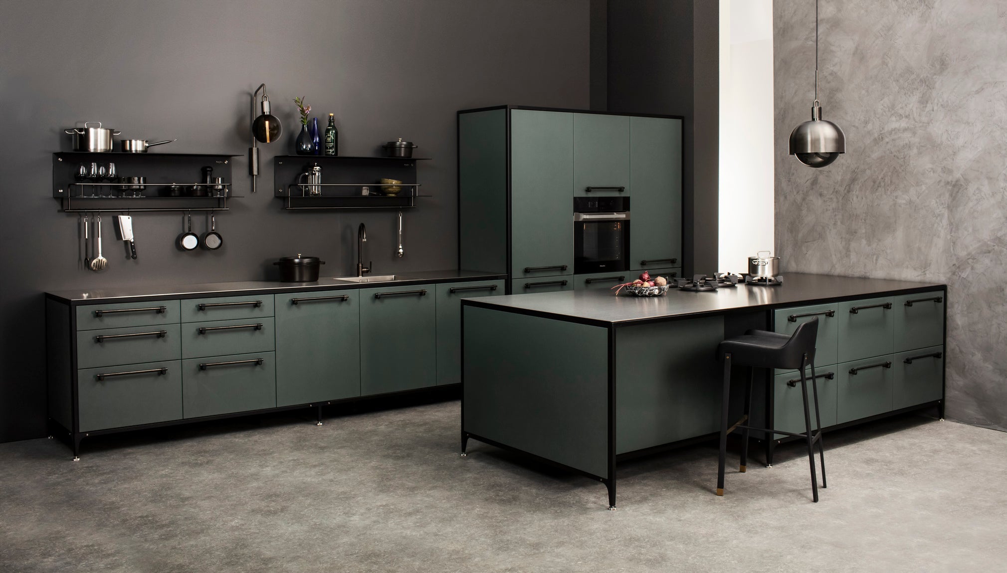 Svart hylla till köket eller badrummet i en rå design med exklusiva detaljer i gun metal. Här visas hyllan monterad i ett kök.