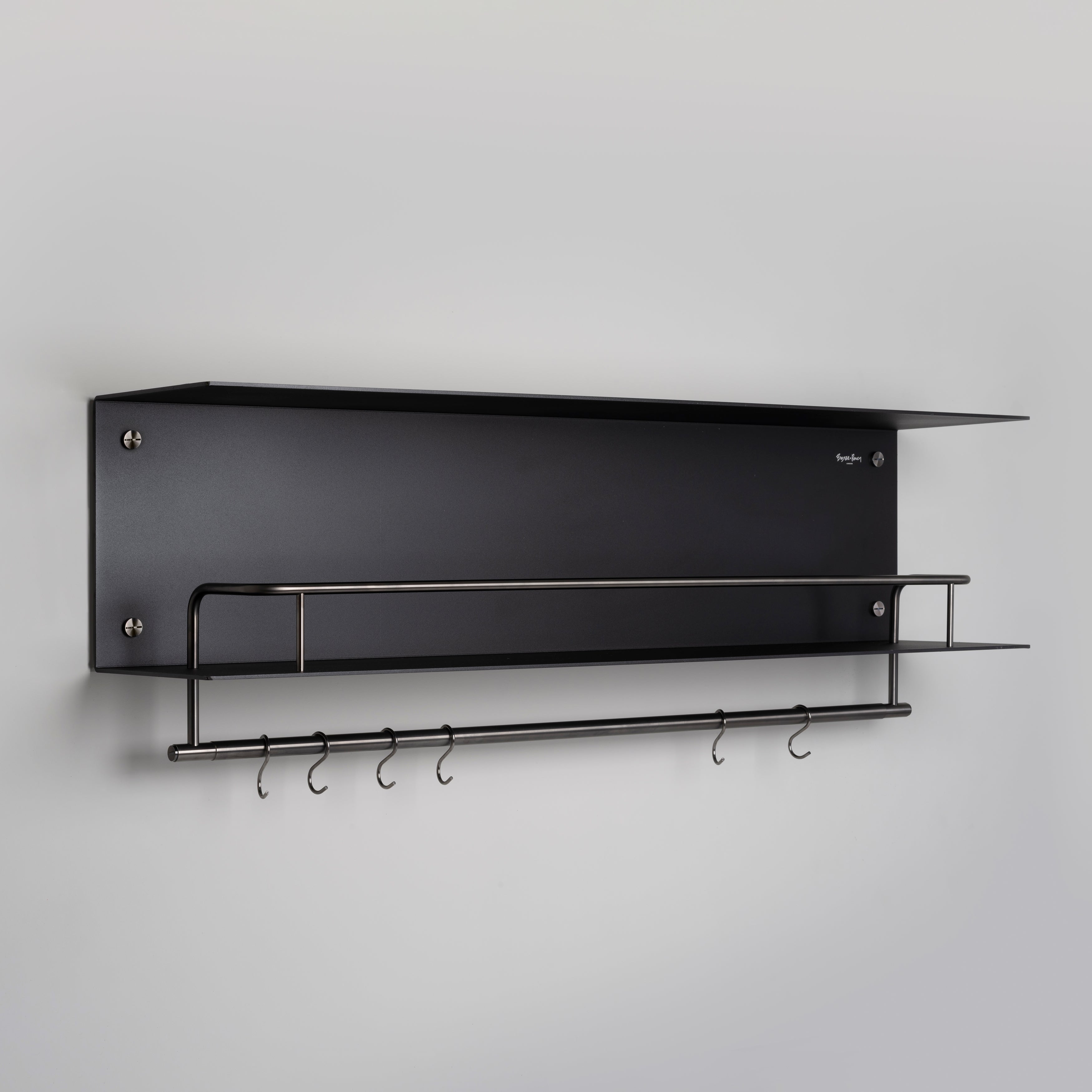 Svart hylla till köket eller badrummet i en rå design med exklusiva detaljer i gun metal.