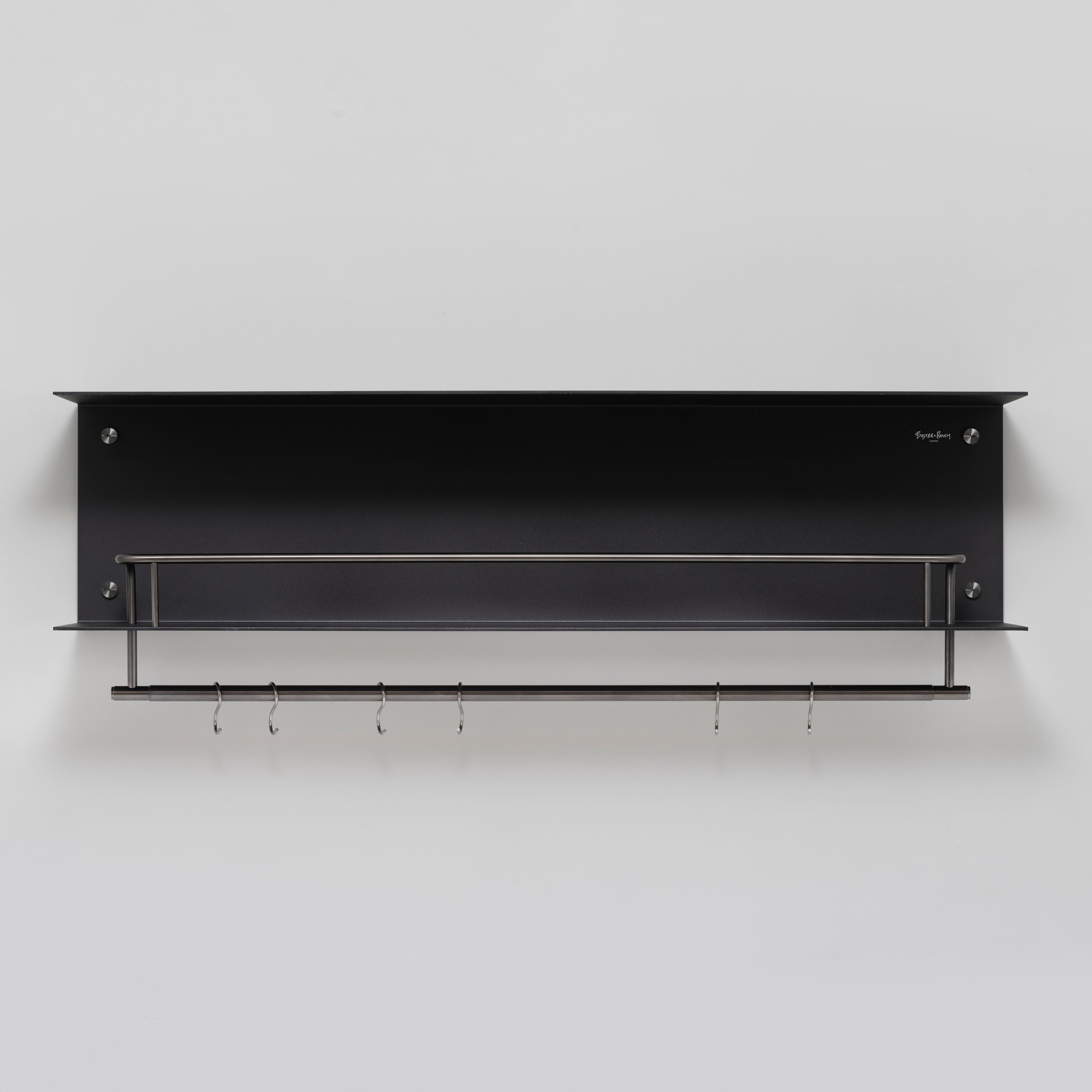 Svart hylla till köket eller badrummet i en rå design med exklusiva detaljer i gun metal.
