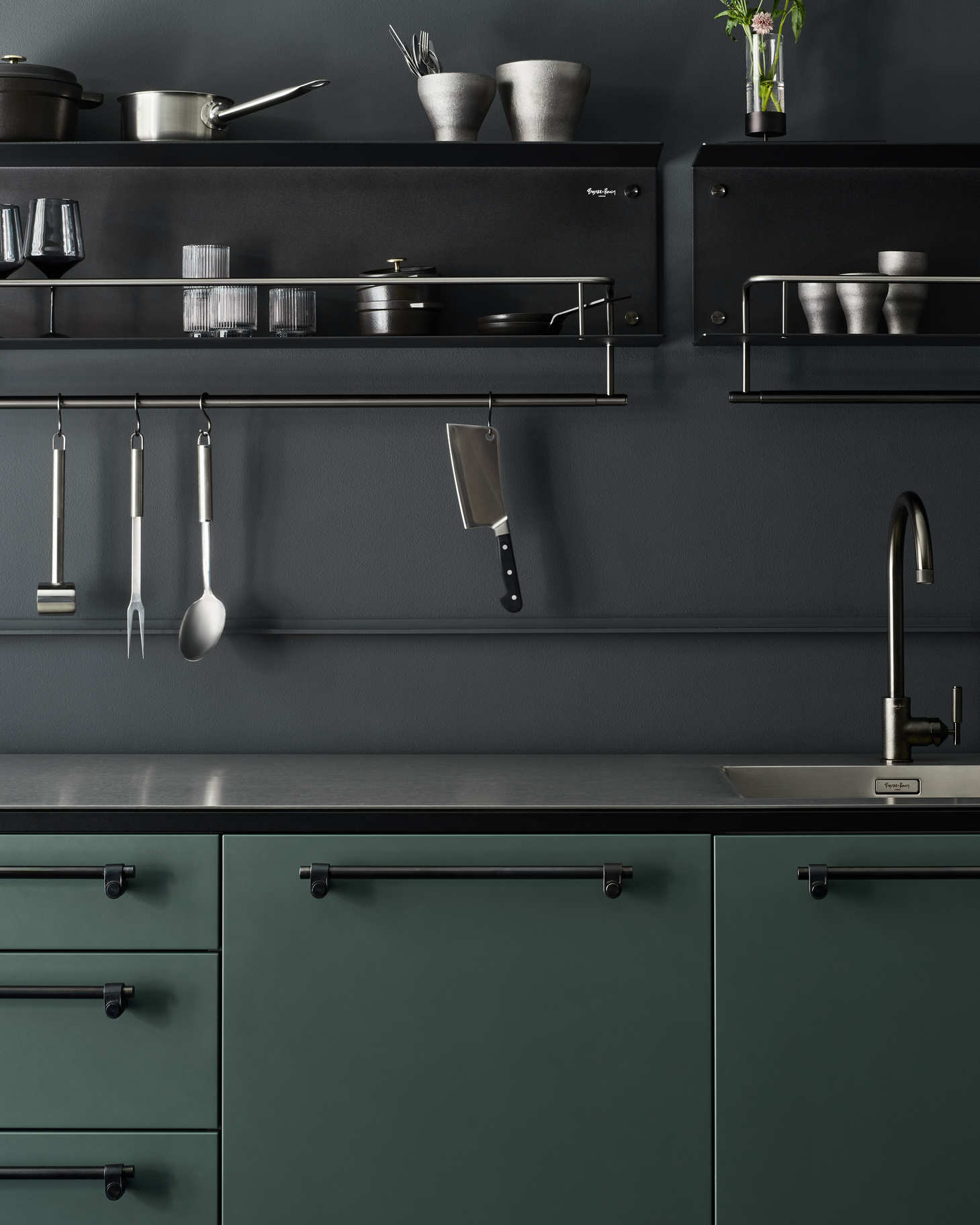 Svart hylla till köket eller badrummet i en rå design med exklusiva detaljer i gun metal. Här visas hyllan monterad i ett kök.