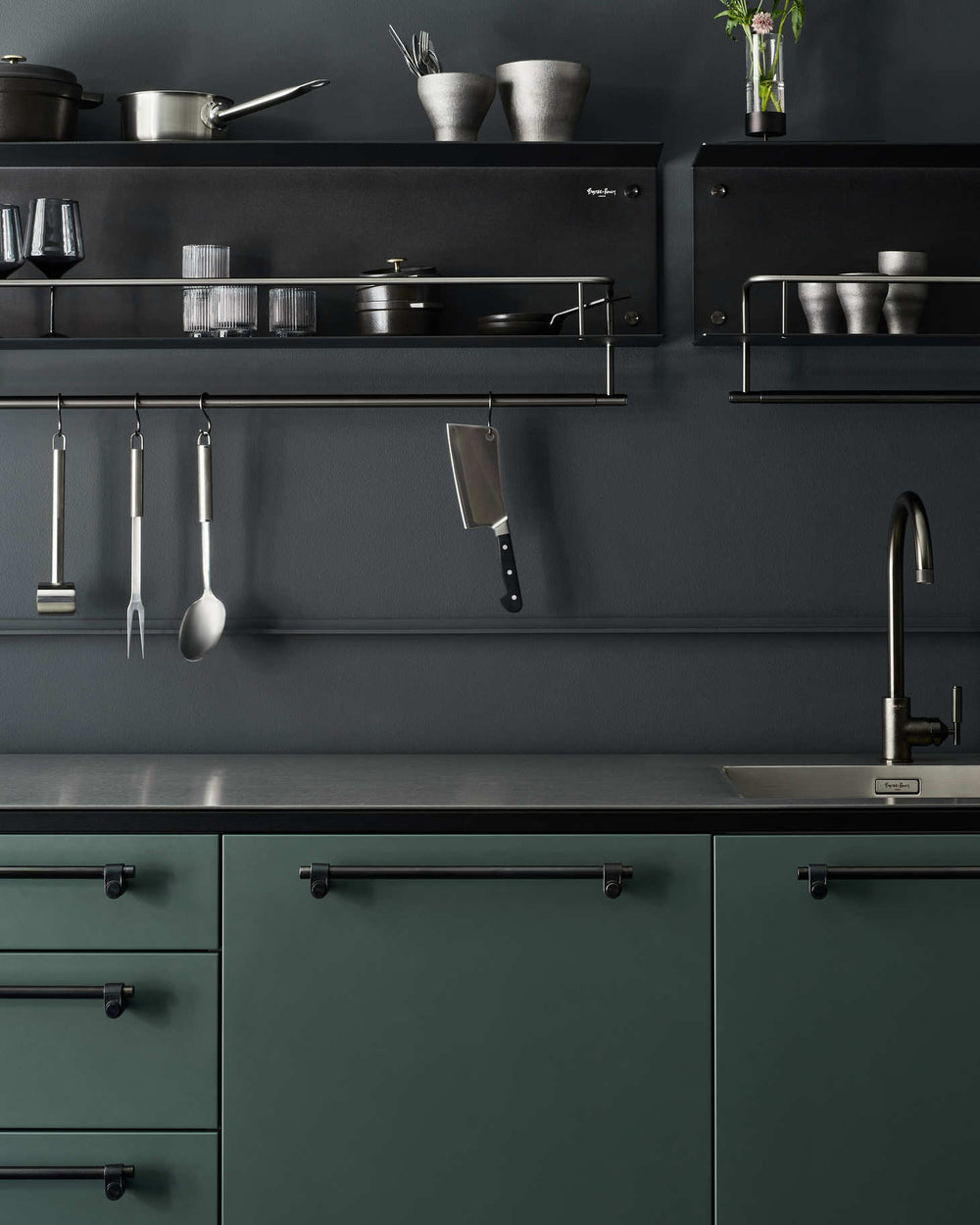 Svart hylla till köket eller badrummet i en rå design med exklusiva detaljer i gun metal. Här visas hyllan monterad i ett kök.