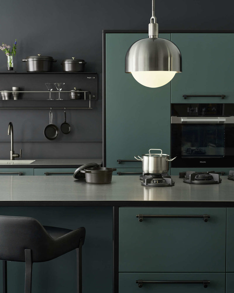 Svart hylla till köket eller badrummet i en rå design med exklusiva detaljer i gun metal. Här visas hyllan monterad i ett kök.