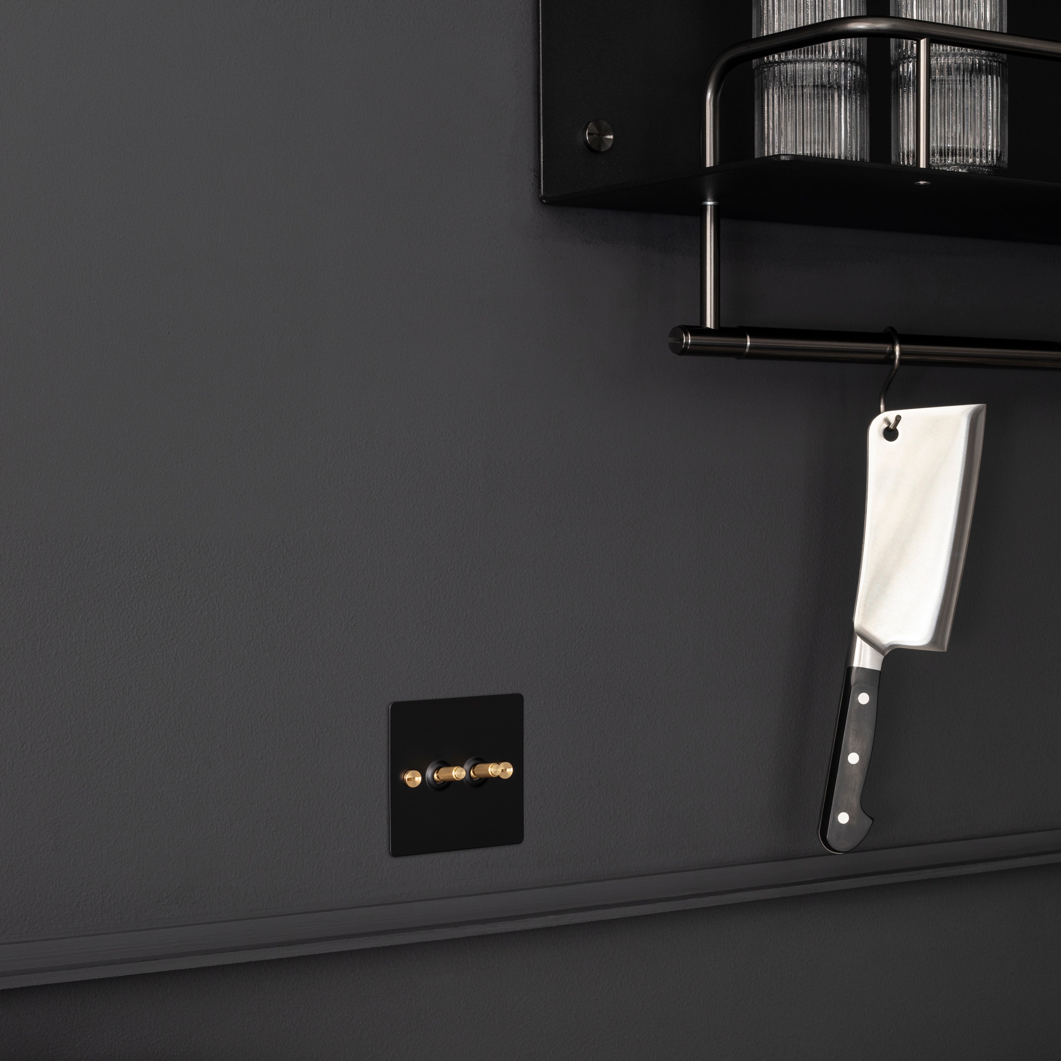 Svart hylla till köket eller badrummet i en rå design med exklusiva detaljer i gun metal. Här visas hyllan monterad i ett kök.