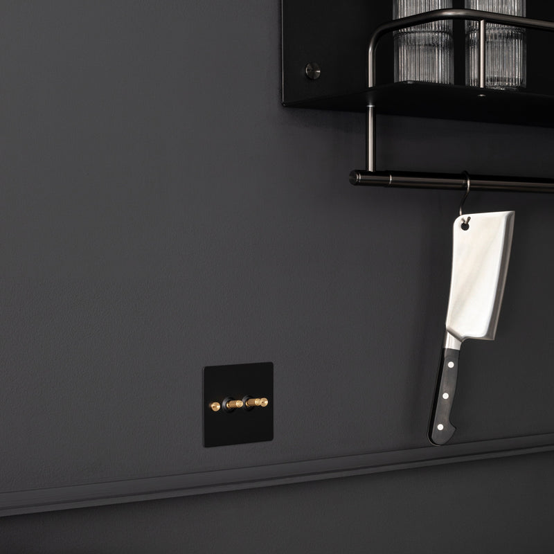 Svart hylla till köket eller badrummet i en rå design med exklusiva detaljer i gun metal. Här visas hyllan monterad i ett kök.