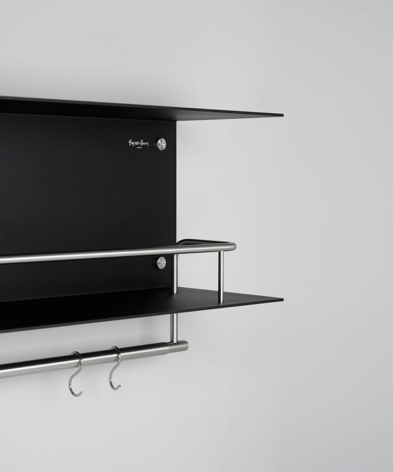 Svart hylla till köket eller badrummet i en rå design med exklusiva detaljer i rostfritt stål.