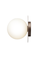 Væg-eller loftlampe med lampeskærm af opalglas og gylden fatning, på hvid baggrund