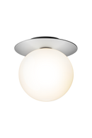 Væg-eller loftlampe med lampeskærm af opalglas og sølvfarvet fatning, på hvid baggrund