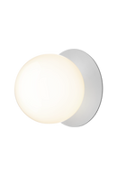 Væg-eller loftlampe med lampeskærm af opalglas og sølvfarvet fatning, på hvid baggrund