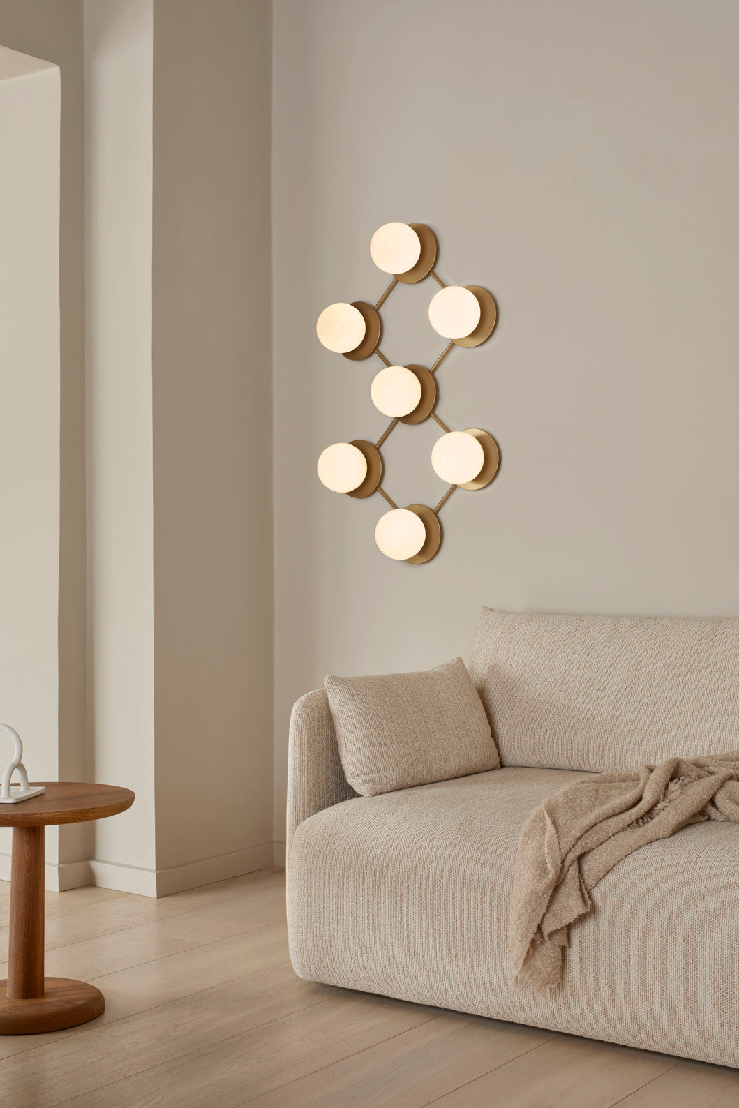 Liila 7 vägg- och taklampa, nordic gold / opal • NUURA