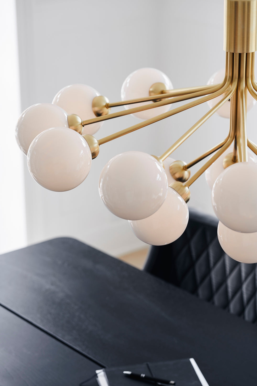Apiales 18 ljuskrona, brushed brass / opal • NUURA