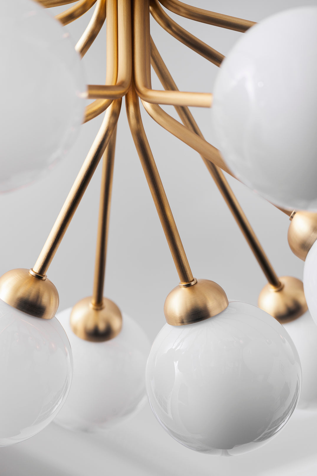 Apiales 18 ljuskrona, brushed brass / opal • NUURA