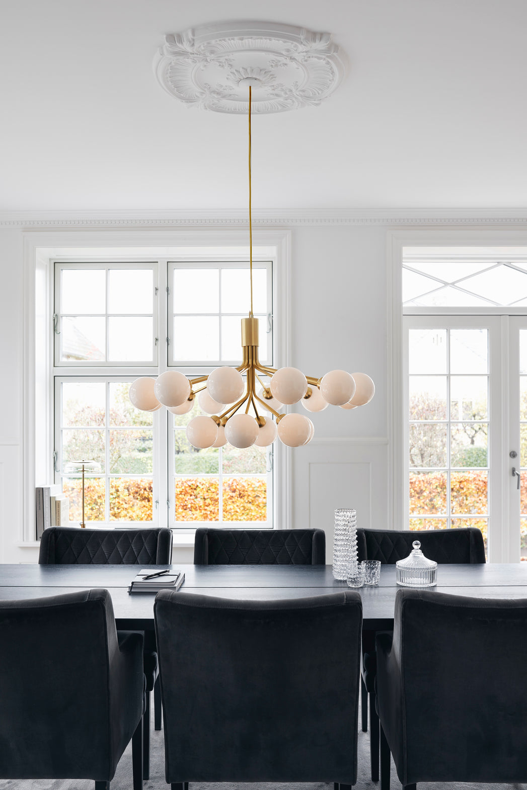 Apiales 18 ljuskrona, brushed brass / opal • NUURA