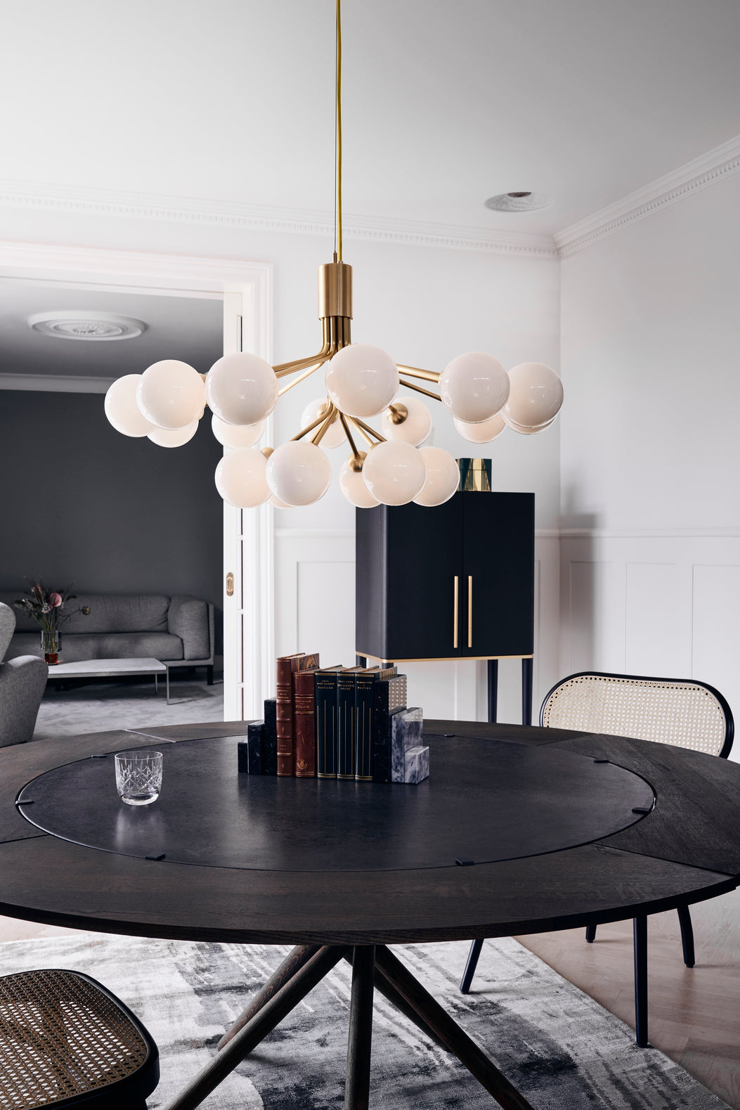 Apiales 18 ljuskrona, brushed brass / opal • NUURA