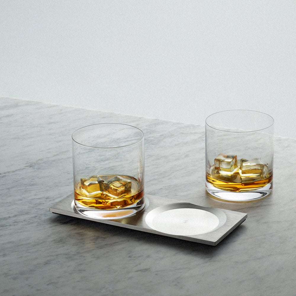 Stålbricka med ett set om två whiskyglas. 