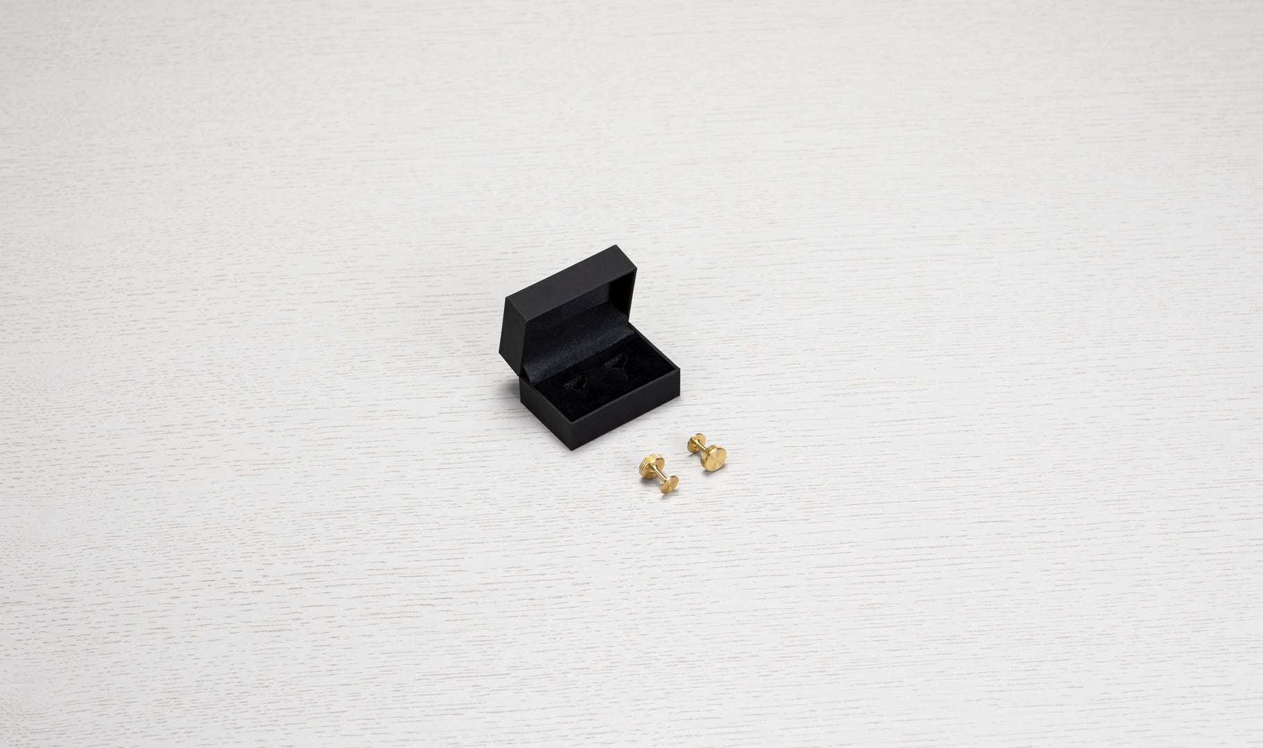 2 st. manschettknappar i mässing. Kanten på knapparna är dekorerad med det räfflade diamantslipade mönstret.