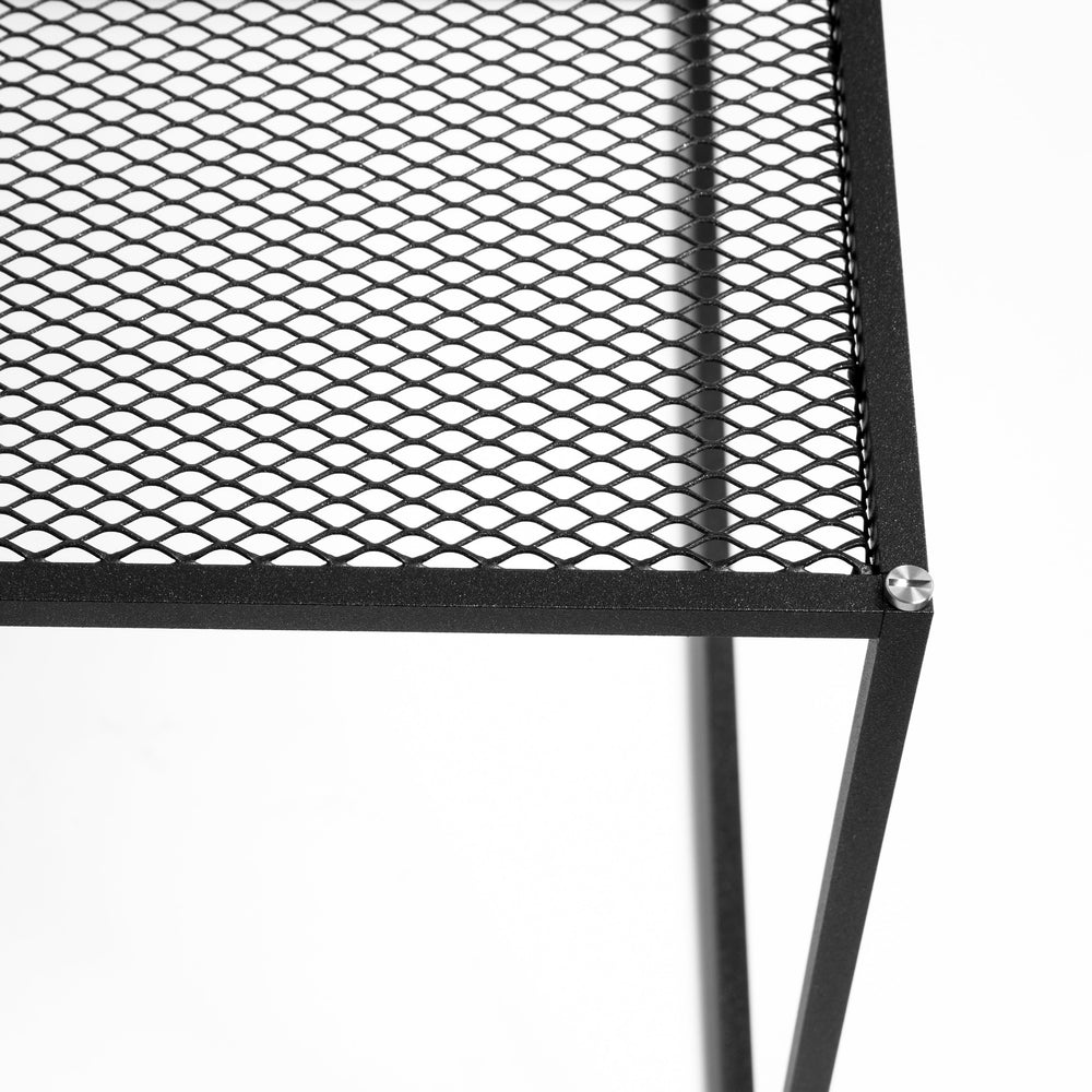 Fyrkantigt svart soffbord med bordsskiva i nät-/hålmönster. Välj mellan detaljer/skruvar i mässing eller stål (medföljer).