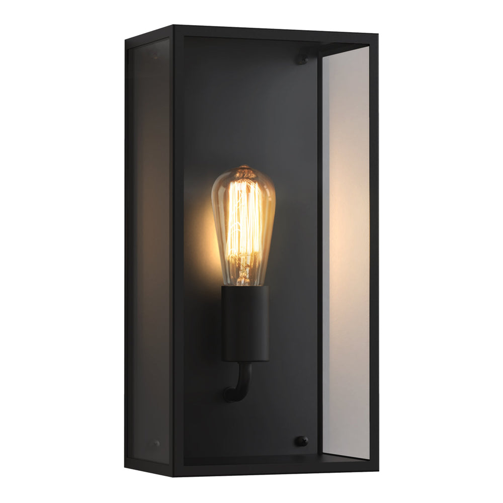 Avlång utomhuslampa med svart stålram, genomskinliga glassidor och kantig form. 