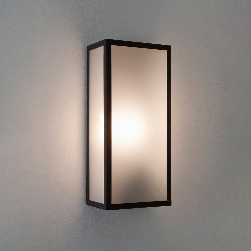 Vägglampa för utomhusbruk med kantig form, svart stålram och frostat glas.
