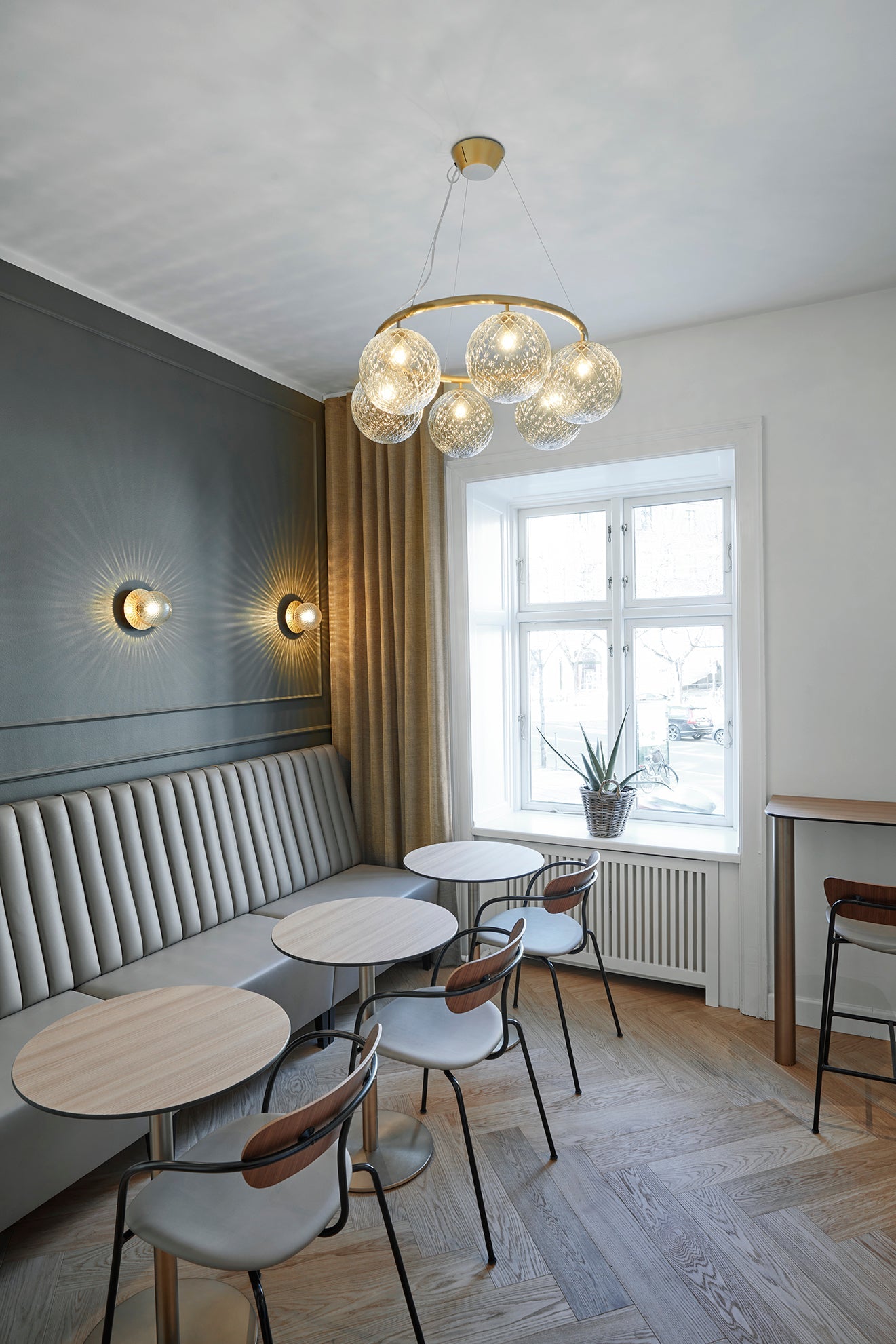 Miira 6 Circular ljuskrona, brass / optic clear • NUURA
