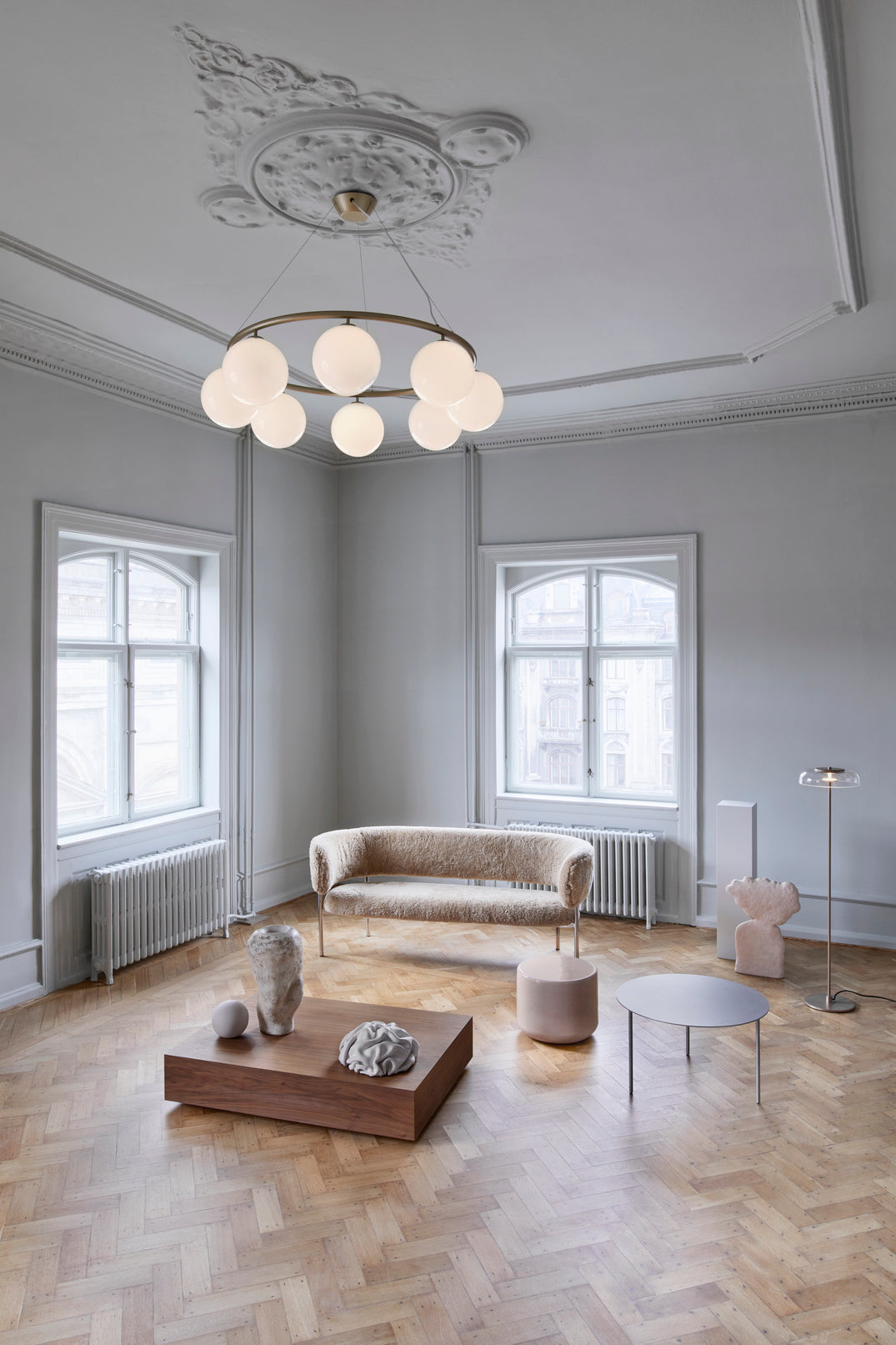Miira 8 Circular ljuskrona, brass / opal • NUURA